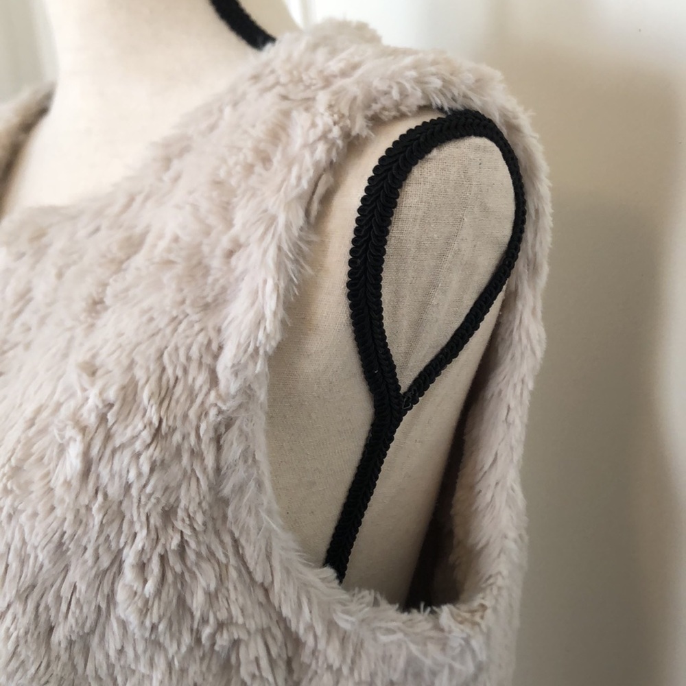 Cream Sleeveless Fur Vest - Picture 5 of 6